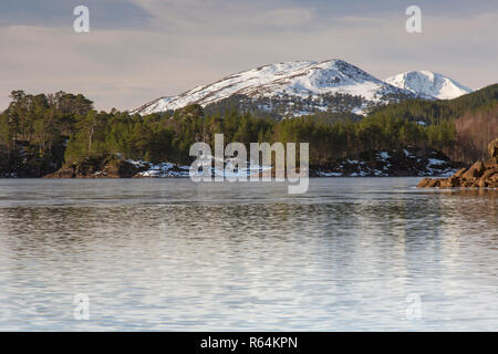 Loch Beinn a bin Benevian headhain/Loch im Winter, Glen Affric, Inverness-shire, Highlands, Highland, Schottland, UK Stockfoto