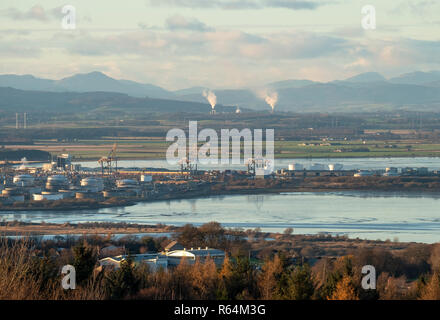 Blick nach Westen über das grangemouth Ölraffinerie und die Firth-of-Forth Estuary, Schottland. Stockfoto