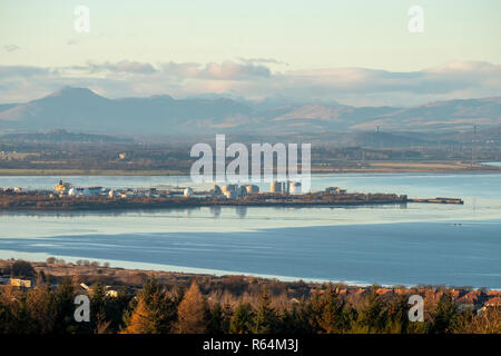 Blick nach Westen über das grangemouth Ölraffinerie und die Firth-of-Forth Estuary, Schottland. Stockfoto