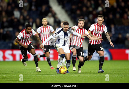 West Bromwich Albion von Hal Robson-Kanu (Mitte) wird von der Brentford Alan Richter während der Skybet Championship Match in West Bromwich, West Bromwich in Angriff genommen. Stockfoto