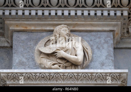 Prophet Daniel, Relief auf dem Portal der Kathedrale Saint Lawrence in Lugano, Schweiz Stockfoto