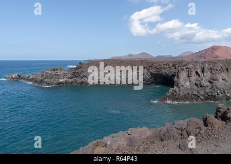 Meer und vulkanischen Lavasteinen am Los Hervideros Westküste der Insel Lanzarote, Spanien Stockfoto