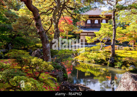Ginkaku-ji (Tempel des Silbernen Pavillon) im Herbst momiji Jahreszeit in Kyoto, Japan Stockfoto