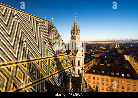 Stephansdom und Blick über Wien bei Nacht Stockfoto