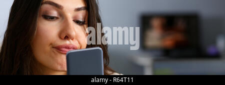 Junge schöne Geschäftsfrau unglücklich Holding Stockfoto