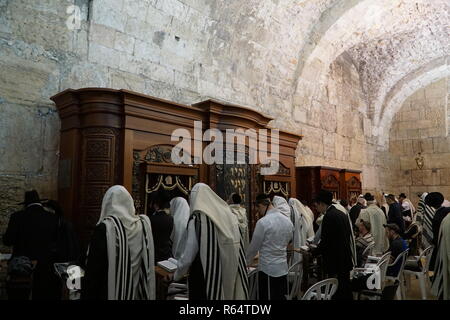 Jüdischen Gebet, an der westlichen Mauer Gebetsraum unter Wilson's Arch, Jerusalem. Stockfoto