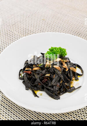 schwarzen Aglio Olio Nudeln Stockfoto