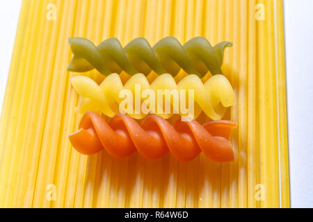 Ungekocht fusilli spiralförmige Pasta Stockfoto