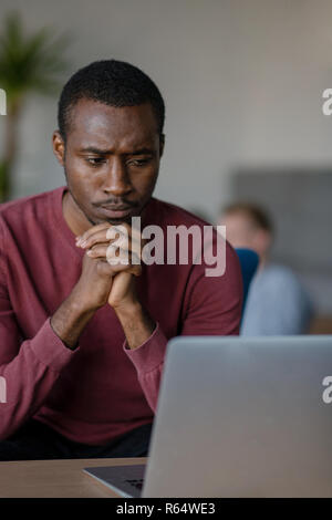 Nahaufnahme der Person eingeben, die auf Notebook beim Start Büro. Stockfoto