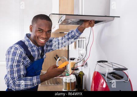 Heimwerker Abzugshaube Filter prüfen. Stockfoto