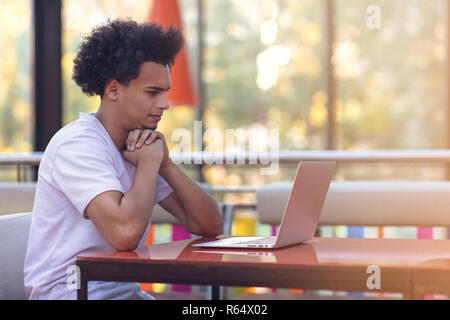 Bild der afrikanischen amerikanischen Geschäftsmann auf seinem Laptop arbeiten. Hübscher junger Mann an seinem Schreibtisch. Stockfoto