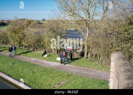 Der treidelpfad an der Kennet und Avon Kanal in der Nähe von Caen Hill Lock Flug. Stockfoto