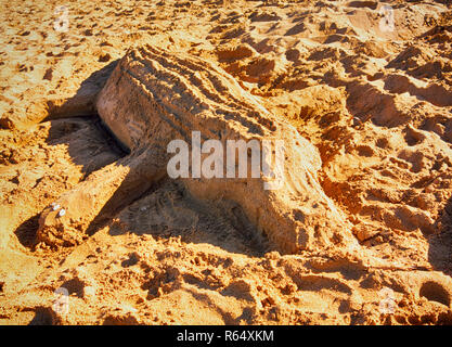 Sand krokodil Skulptur am Strand. Stockfoto