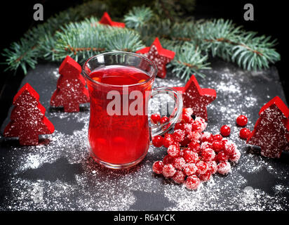 Tee aus frischen roten Viburnum in einem durchsichtigen Glas Stockfoto