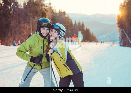 Junge Mann ist Skifahren in den Karpaten. Sportlich gesunden Lebensstil Stockfoto