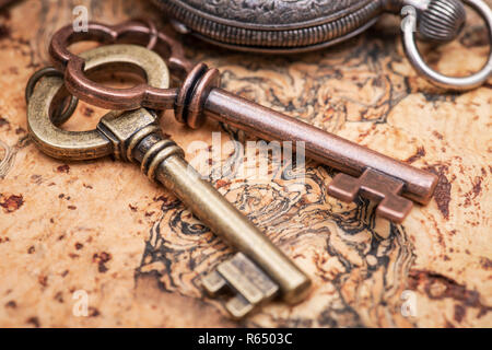 Panta rhei Konzept: Antike Taschenuhr, Vintage Keys und Stapel alter Bücher auf natürlichem Kork. Stockfoto