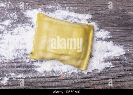 Raw schwäbische maultasche auf Holz Stockfoto