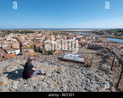 Dachterrasse mit Blick auf Gruisson, Südfrankreich, vom hohen Aussichtspunkt über die Stadt zu Gruisson Plage und das Mittelmeer auf der Suche Stockfoto