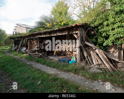Ländliche Szene der Holzschuppen mit Metall Spurweiten und Schubkarre in der Morgensonne im Süden Frankreichs Stockfoto