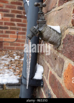 Eiszapfen Formulare unter Garten Wand outdoor tippen Sie auf Server-setup - kältewelle Stockfoto