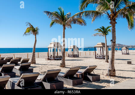 Weißer Sandstrand mit Liegestühlen und Cabanas bei Hyatt Ziva Los Cabos, ein All inclusive Resort in San Jose del Cabo, Mexiko. Stockfoto