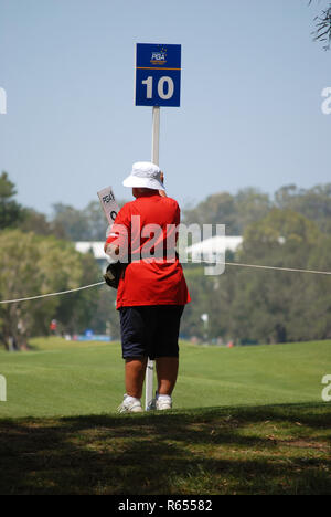 Marshall hält "Ruhe bitte!" Schild an der Australian PGA Championship 2018, RACV Royal Pines Resort, Gold Coast, Queensland, Australien. Stockfoto