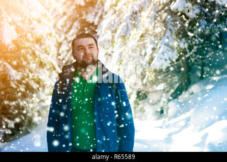 Portrait von Stattlichen bärtiger junger Mann im Winter Wald Stockfoto