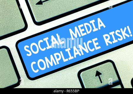 Handschrift text Social Media Compliance Risk. Begriff Sinne Risiken analysisagement im Internet online sharing Taste der Tastatur Absicht zu erstellen c Stockfoto