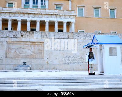 Athen, Griechenland - 26. September 2016: Wachablösung Zeremonie vor dem Parlamentsgebäude auf dem Syntagma-platz durch Evzones oder Evzonoi Soldaten Stockfoto