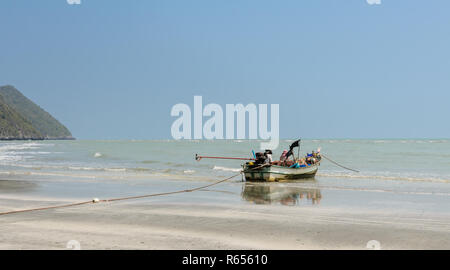 Kleine Fischerboote am Strand in Thailand. Stockfoto