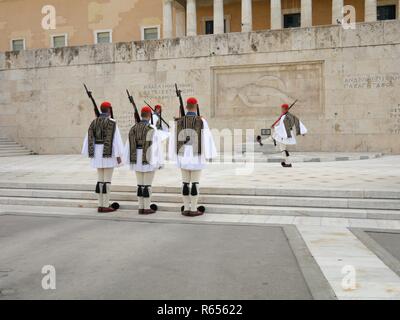 Athen, Griechenland - 26. September 2016: Wachablösung Zeremonie vor dem Parlamentsgebäude auf dem Syntagma-platz durch Evzones oder Evzonoi Soldaten Stockfoto