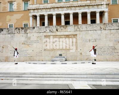 Athen, Griechenland - 26. September 2016: Wachablösung Zeremonie vor dem Parlamentsgebäude auf dem Syntagma-platz durch Evzones oder Evzonoi Soldaten Stockfoto