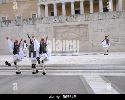 Athen, Griechenland - 26. September 2016: Wachablösung Zeremonie vor dem Parlamentsgebäude auf dem Syntagma-platz durch Evzones oder Evzonoi Soldaten Stockfoto