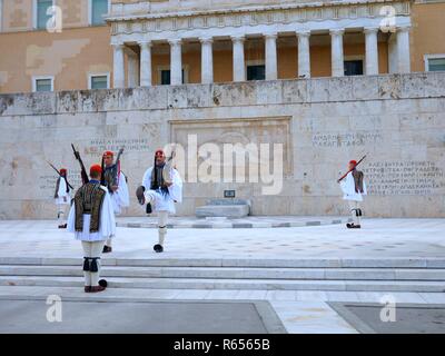 Athen, Griechenland - 26. September 2016: Wachablösung Zeremonie vor dem Parlamentsgebäude auf dem Syntagma-platz durch Evzones oder Evzonoi Soldaten Stockfoto