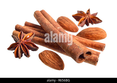 Getrocknete Rinde von cinnamomum Cassia mit Sternanis und Mandel. Auf weissem Hintergrund. Stockfoto