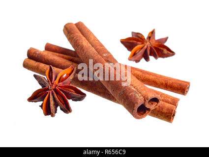 Getrocknete Rinde von cinnamomum Cassia mit Sternanis. Auf weissem Hintergrund. Stockfoto