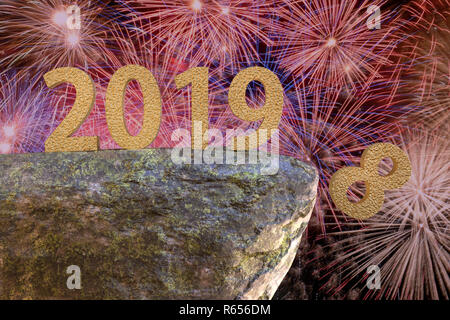 3D-gerenderte von Golden 2019 Neues Jahr Datum steht auf der Kante des Rock mit Ziffer 8 Fallen-shot gegen Feuerwerk in den Nachthimmel. Stockfoto