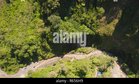 Luftaufnahme Wasserfall Chupan sewu in Java, Indonesien. Wasserfall in den tropischen Wald von drone Tumpak Sewu Stockfoto
