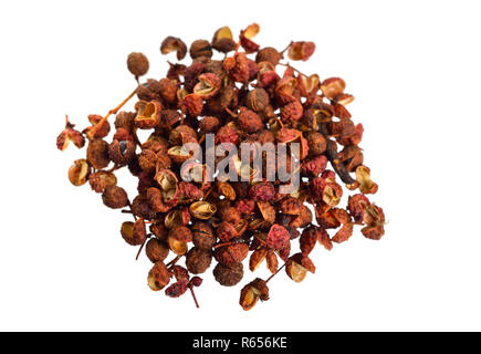 Sichuan Pfeffer, Szechuan Pfeffer, Szechuan Pfeffer oder Szechuan Pfeffer auf weißem Hintergrund. Stockfoto