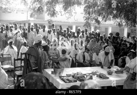 Gebürtigen Nigerianer und Europäer teilen Geschenke 50er Gruppe von Menschen, Nigeria Afrika DAVE BAGNALL FOTOGRAFIE Stockfoto