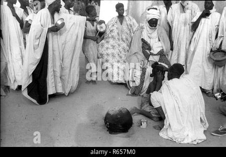 Native behandelnder Arzt junge Mädchen 1950 Street Scene, Argungu Nigeria Afrika Stockfoto