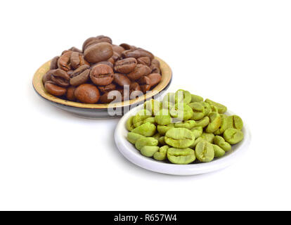 Grün und gerösteten Kaffeebohnen auf weißem Hintergrund. Stockfoto