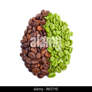 Grün und gerösteten Kaffeebohnen auf weißem Hintergrund. Stockfoto