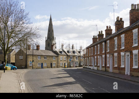 Wohnungsbau Futter am südlichen Ende der High Street in der Marktgemeinde Olney, Buckinghamshire, Großbritannien Stockfoto