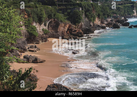 Schönen tropischen Küste mit großen Klippen an einem sonnigen Tag Stockfoto