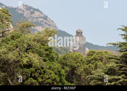 Statue von Lao Tze im Laoshan in der Nähe von Qingdao Stockfoto