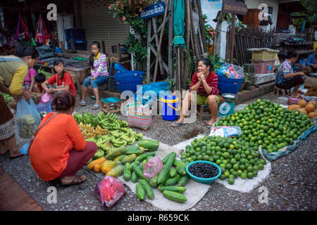 Die Morgen Markt in Luang Prabang, Laos. Obst und Gemüse zum Verkauf. Beginnend in den frühen Morgenstunden, lokale Anbieter konvergieren auf dieser Straße im Dow Stockfoto