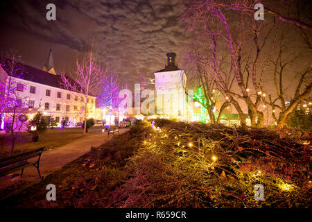 Zagreber Oberstadt Weihnachtsmarkt am Abend ansehen Stockfoto