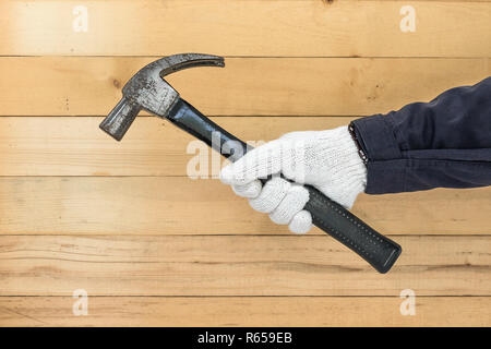 Hand in Hand mit Hammer Stockfoto