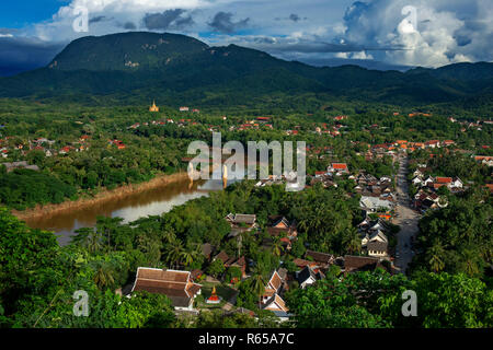 Luftbilder der Stadt Luang Prabang und Mekong River von phousi Berg. Laos Stockfoto